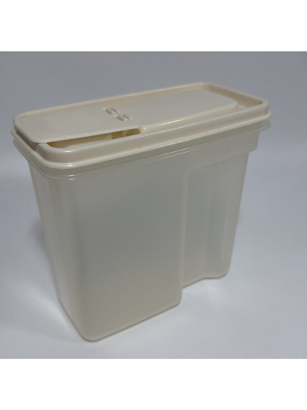 Vtg Small Rubbermaid #4 4 Cup Servin Saver Cereal Almond Snap Flip Lid 1 Quart